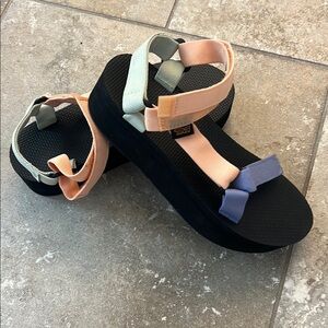 NWOT- Teva Women's W Flatform Universal Sandal Size 9 Sherbet Multi Color